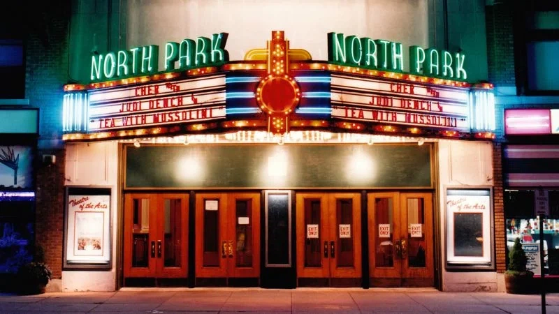 复古电影院外观展示小敏儿的文化氛围